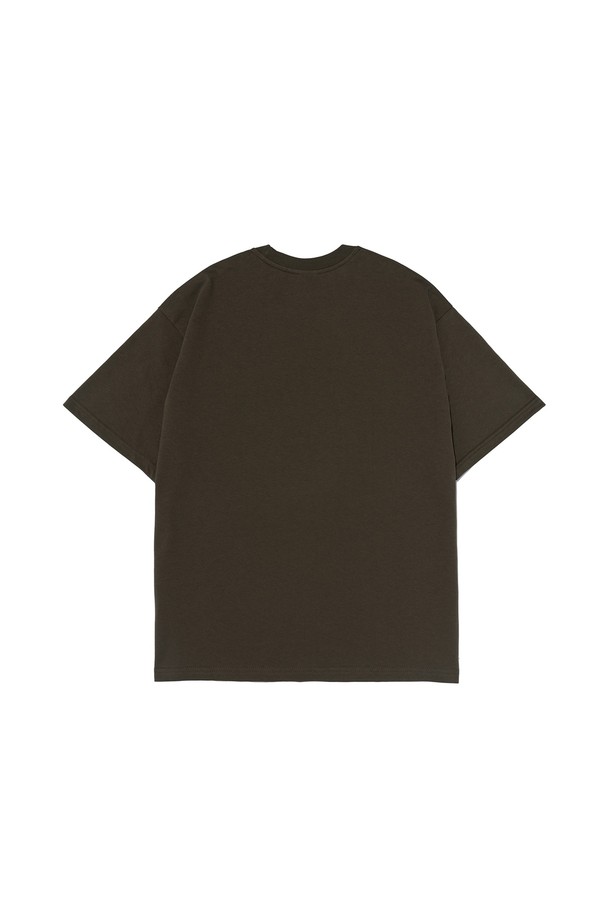베이직 로고 티셔츠 (카키)는 일상과 여행에서 편안하게 착용할 수 있는 공용 티셔츠입니다. 부드러운 촉감의 면, 폴리에스테르 혼방 소재로 제작되어 쾌적한 착용감을 선사하며, 통기성과 흡습 기능으로 땀을 빠르게 흡수하고 건조시켜 줍니다. 레귤러핏에 라운드넥 디자인으로 제작되어 캐주얼, 미니멀, 클래식 스타일 모두 소화 가능하며, 에어로쿨 소재를 사용하여 변형 없이 오랫동안 착용할 수 있습니다. 여행룩, 산책룩과 같은 TPO에 맞춰 활용하기 좋으며, 베이직한 로고 패턴은 어떤 스타일에도 잘 어울립니다.
