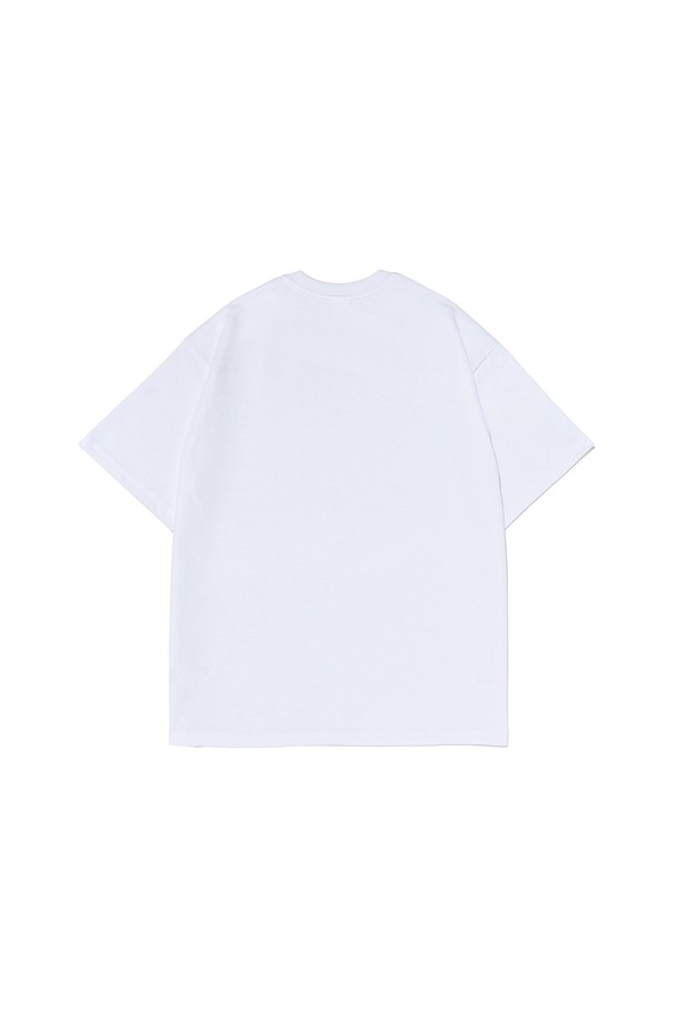 SHAKA(샤카) 로고 티셔츠 (화이트)는 일상, 스포츠, 아웃도어 활동에 적합한 공용 티셔츠입니다. 에어로쿨 원단을 사용하여 흡습, 속건, 통기 기능이 뛰어나며, 부드러운 촉감으로 편안한 착용감을 선사합니다. 레귤러핏에 라운드넥 디자인이며, 반소매 기장으로 캐주얼, 스포티한 스타일을 연출합니다. 

봄, 여름 계절에 어울리는 이 티셔츠는 산책룩, 피트니스룩 등 다양한 TPO에 활용 가능합니다. 내구성이 우수하여 세탁 후에도 형태 변형 없이 오랫동안 즐겨 입을 수 있습니다. 심플한 로고 패턴으로 미니멀한 스타일을 선호하는 분들께도 추천합니다.
