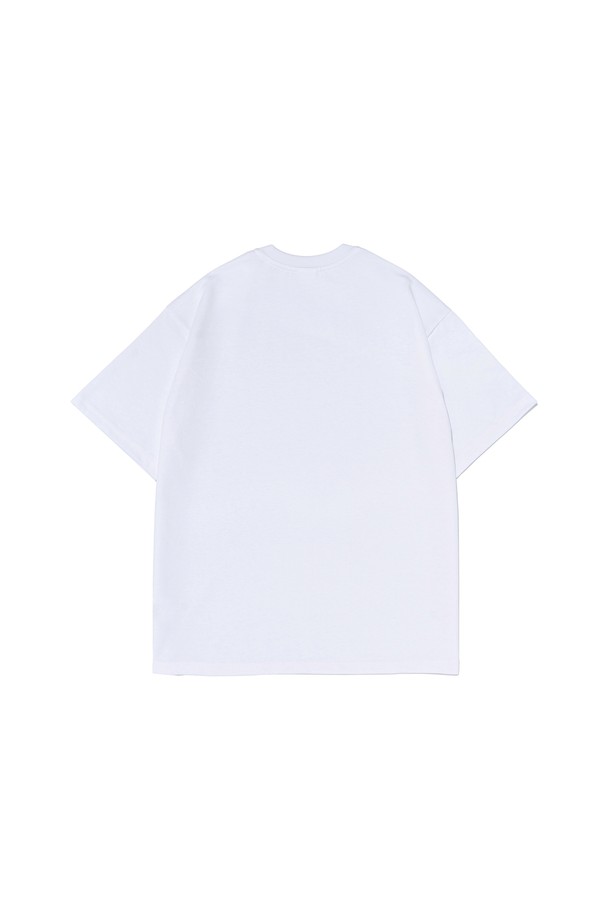 아이덴티티 심볼 로고 티셔츠 (화이트)는 흡습, 속건, 통기 기능이 뛰어난 에어쿨 원단으로 제작되어 쾌적한 착용감을 제공합니다. 부드러운 촉감과 내구성이 좋은 면, 폴리에스테르 혼방 소재로 제작되어 세탁 후에도 형태 변형 없이 오랫동안 착용 가능합니다. 스포티한 스타일의 로고 패턴 디자인은 피트니스룩, 캐주얼룩, 미니멀룩 등 다양한 스타일에 활용하기 좋습니다. 반소매 기장으로 활동성을 높였으며, 레귤러 핏으로 편안하게 착용할 수 있습니다. 화이트, 블랙, 그린, 네이비 등 다채로운 컬러 옵션으로 만나보세요.
