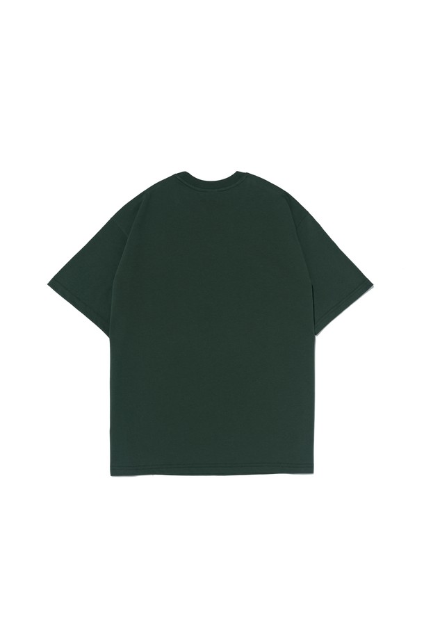 아이덴티티 심볼 로고 티셔츠 (그린)는 캐주얼과 미니멀 스타일을 추구하는 분들을 위한 상의입니다. 봄, 여름 시즌에 어울리며, 동네 마실룩이나 여행룩으로 편안하게 착용하기 좋습니다. 부드러운 촉감의 면과 폴리에스테르 혼방 소재로 제작되어 흡습, 속건, 통기성이 뛰어나 쾌적한 착용감을 제공합니다. 에어로쿨 원단 기술과 내구성을 강화하여 세탁 후 변형을 최소화했으며, 레귤러핏 라운드넥 디자인으로 편안함을 더했습니다. 그린 컬러에 로고 패턴이 포인트로 들어가 데일리룩에 개성을 더해줍니다.
