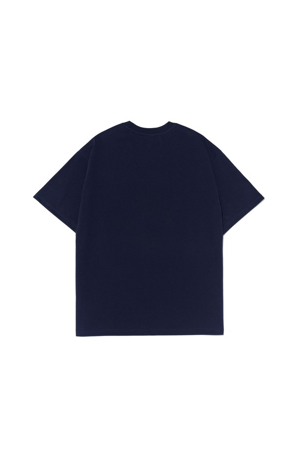 네이비 컬러의 아이덴티티 심볼 로고 티셔츠입니다. 흡습, 속건, 통기성이 우수한 에어로쿨 원단을 사용하여 쾌적한 착용감을 제공합니다. 레귤러핏으로 제작되어 편안한 착용감을 선사하며, 반소매 라운드넥 디자인으로 어떤 스타일에도 쉽게 매치할 수 있습니다. 봄, 여름철 아웃도어 활동이나 일상복으로 활용하기 좋으며, 내구성이 뛰어나 변형을 최소화했습니다. 스포티, 캐주얼, 미니멀한 스타일을 선호하는 분들께 추천합니다.
