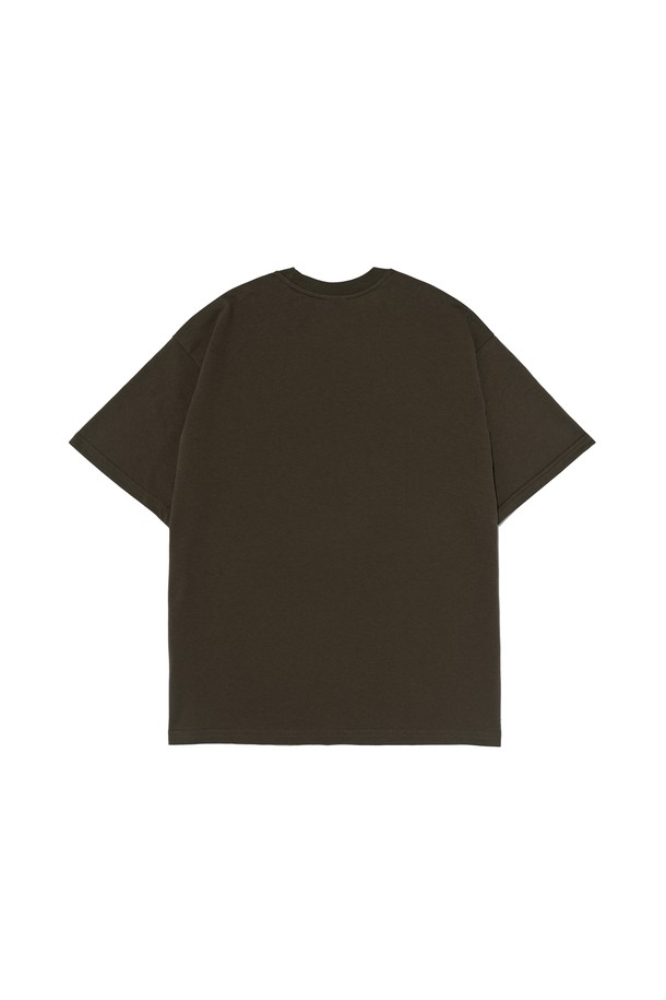 서프 클럽 로고 티셔츠 (카키)는 아웃도어 활동, 여행, 익스트림 스포츠에 적합한 남녀 공용 티셔츠입니다. 흡습, 통기성, 속건 기능이 뛰어난 에어로쿨 원단을 사용하여 여름철에도 쾌적하게 착용할 수 있습니다. 레귤러 핏에 레귤러 기장으로 제작되었으며, 스포티하면서도 캐주얼한 여행룩과 휴가룩 연출에 용이합니다. 부드러운 촉감의 면, 폴리에스테르 혼방 소재로 제작되었으며, 라운드넥 디자인에 카키색 로고 패턴이 돋보입니다. 얇은 두께감으로 편안한 착용감을 선사하는 반소매 티셔츠입니다.
