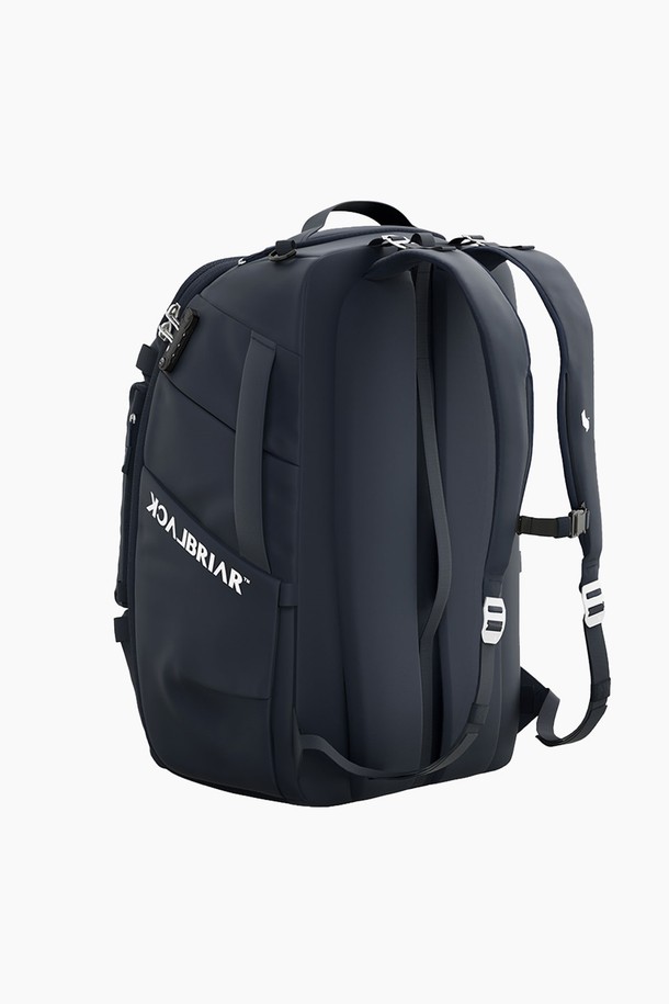 65L 익스트림 이큅먼트 백팩 7.0 [코리아 에디션]은 남성용 라지 사이즈 백팩으로, 아웃도어 활동에 최적화된 디자인입니다. 네이비 컬러에 나일론과 폴리에스테르 소재를 사용하여 내구성을 높였으며, 로고 패턴으로 포인트를 더했습니다. 65L 대용량으로 백패킹, 하이킹, 여행 등 다양한 용도로 활용 가능하며, TPU 코팅 처리와 생활 방수 기능을 갖춰 궂은 날씨에도 끄떡없습니다. 사각 형태의 디자인과 지퍼형 잠금 방식으로 실용성을 높였으며, 360도 회전 뷰 기능을 통해 편리하게 물건을 확인할 수 있습니다.
