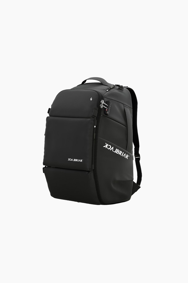 65L 익스트림 이큅먼트 백팩 7.0 [애쉬블랙]은 아웃도어 활동에 최적화된 대용량 백팩입니다. 튼튼한 폴리에스테르와 TPU 소재를 사용하여 방수 기능을 갖췄으며, 험한 환경에서도 내용물을 안전하게 보호합니다. 65L의 넉넉한 수납공간은 백패킹, 하이킹, 여행 등 다양한 용도로 활용 가능합니다. 세련된 사각형 디자인과 무지 패턴, 애쉬블랙 컬러는 고프코어, 미니멀, 캐주얼 스타일을 모두 소화하며, 여행룩과 캠핑룩에 잘 어울립니다. 지퍼형 잠금 방식으로 내용물을 안전하게 보관하며, 360도 회전 뷰를 통해 더욱 자세한 정보를 확인할 수 있습니다.
