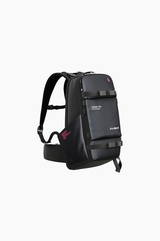 18L 익스트림 어드벤처 백팩 7.0 PRO는 하이킹, 여행, 백패킹 등 다양한 활동에 적합한 미디엄 사이즈 백팩입니다. 블랙과 핑크 두 가지 색상으로 제공되며, 나일론과 폴리에스테르 소재를 사용하여 내구성을 높였습니다. 18L 용량으로 넉넉한 수납 공간을 제공하며, TPU 코팅으로 방수 기능을 강화하여 궂은 날씨에도 끄떡없습니다. 메쉬 소재는 통기성을, 재귀반사 기능은 안전성을 더하며, 캐주얼, 미니멀, 고프코어 스타일의 여행룩, 등산룩, 캠핑룩에 잘 어울립니다. 사각형 디자인에 지퍼형 잠금 방식을 적용했습니다.
