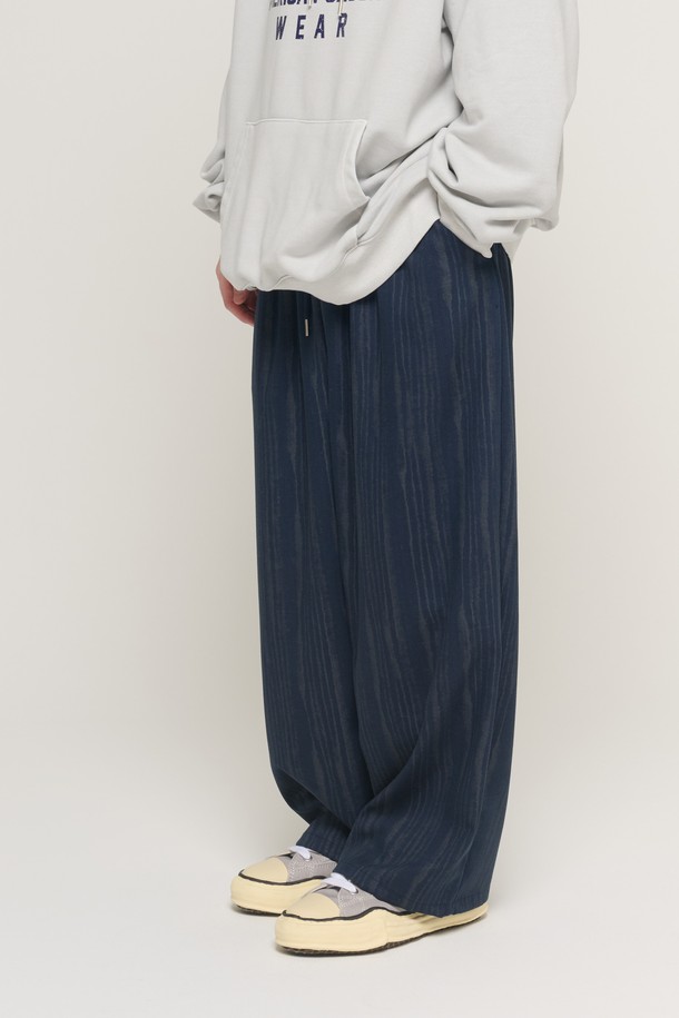 네이비 컬러의 스트라이프 워싱 데님 벌룬 팬츠입니다. 봄, 가을 시즌에 적합하며, 캐주얼, 미니멀, 시티 보이 스타일을 연출하기 좋습니다. 뻣뻣한 촉감과 워싱 디테일이 특징이며, 루즈핏으로 편안하게 착용할 수 있습니다. 동네 마실룩이나 가을 나들이룩에 잘 어울리는 아이템입니다.
