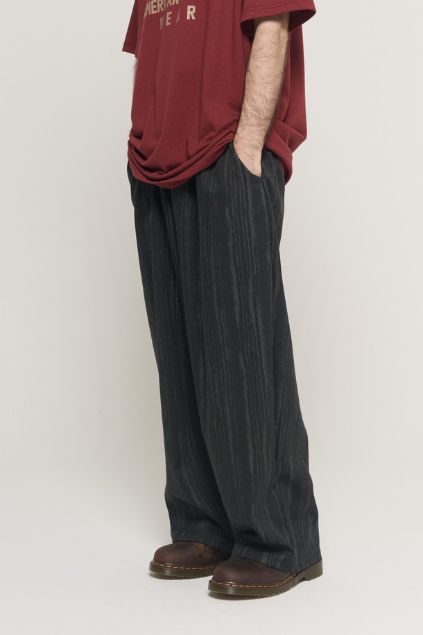 **STRIPE WASHING 데님 벌룬 팬츠 (블랙)**

빈티지 워싱 가공으로 은은한 멋을 더한 STRIPE WASHING 데님 벌룬 팬츠입니다. 면과 폴리에스테르 혼방 소재로 제작되어 편안한 착용감을 선사하며, 넉넉한 루즈핏과 와이드한 벌룬 실루엣으로 트렌디한 스타일을 연출합니다. 허리 밴딩과 스트링 디테일로 활동성을 높였으며, 봄, 가을 일상에서 캐주얼하고 미니멀한 무드를 즐기기에 좋습니다. 블랙과 네이비 두 가지 컬러로 출시되어 다양한 스타일을 소화할 수 있습니다. 산책이나 여행 시 편안하게 착용하기 좋은 아이템입니다.
