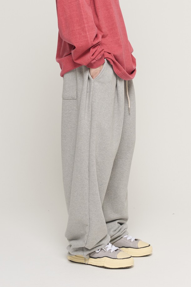투턱 사이드 와이드 스웨트팬츠 (그레이)는 캐주얼, 스포티, 미니멀 스타일을 즐기는 남녀 모두에게 적합한 긴 기장의 바지입니다. 면 소재로 제작되어 봄, 가을, 겨울 계절에 편안하게 착용할 수 있으며, 루즈핏 와이드 실루엣과 투턱 디테일이 특징입니다. 밴딩 처리된 허리 부분은 편안한 착용감을 제공하며, 동네 마실룩, 집콕룩, 겨울 데일리룩 등 다양한 TPO에 활용하기 좋습니다. 무지 디자인의 그레이 컬러로 어떤 상의와도 손쉽게 매치할 수 있습니다. 편안함과 스타일을 동시에 잡은 스웨트팬츠를 만나보세요.
