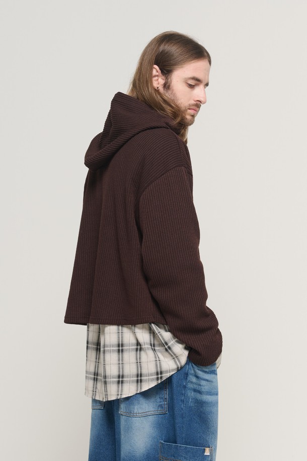 후드 크롭 레이어드 롱 슬리브 니트 (브라운)는 남성을 위한 캐주얼 스타일의 니트/스웨터입니다. 부드러운 울 소재로 제작되어 가을, 겨울에 따뜻하고 포근하게 착용할 수 있습니다. 크롭 기장과 오버핏으로 트렌디함을 더하며, 레이어드 디자인으로 다양한 스타일 연출이 가능합니다. 무지 패턴의 브라운 컬러는 미니멀하면서도 클래식한 분위기를 자아내 겨울 데일리룩, 집콕룩, 산책룩 등 다방면으로 활용하기 좋습니다. 두께감 있는 긴소매 후드 니트이며, 부드러운 촉감이 특징입니다.
