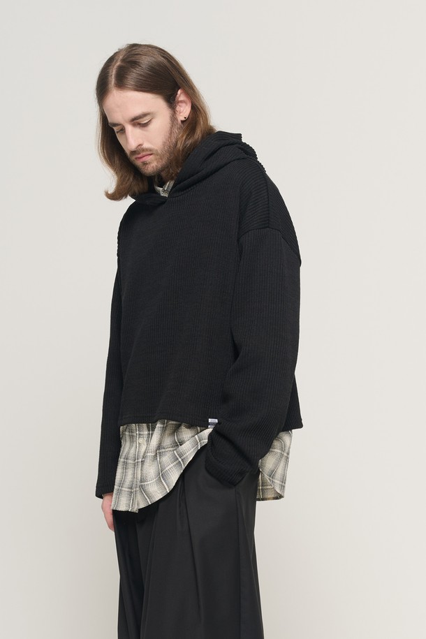 HOOD 크롭 레이어드 롱 슬리브 니트 (블랙)는 미니멀, 스트릿 스타일을 선호하는 남성 고객을 위한 상의입니다. 가을, 겨울 시즌에 어울리는 오버핏 니트 소재의 긴 소매 후드 크롭 디자인으로, 레이어드 스타일 연출이 용이합니다. 블랙과 아이보리 두 가지 색상으로 출시되었으며, 체크 패턴이 특징입니다. 2014년부터 이어온 디자인 원칙을 바탕으로 제작되어 편안한 착용감을 제공하며, 겨울 데일리룩, 모임룩, 데이트룩 등 다양한 TPO에 활용 가능합니다.
