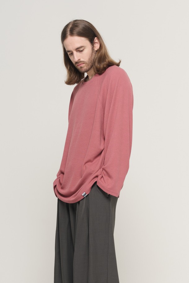 부드러운 래글런 레이어드 긴소매 니트 (핑크)는 남성을 위한 캐주얼하고 미니멀한 스타일의 니트/스웨터입니다. 얇은 두께감으로 봄, 가을에 적합하며, 부드러운 촉감의 니트 소재로 제작되었습니다. 라운드 넥에 루즈핏으로 편안한 착용감을 선사하며, 레이어드 디자인과 래글런 소매가 특징입니다. 핑크 컬러의 무지 디자인으로 다양한 스타일 연출에 용이합니다.
