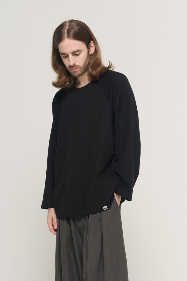 소프트 래글런 레이어드 롱 슬리브 니트 (블랙)는 미니멀하고 베이직한 스타일의 남성용 니트입니다. 부드러운 촉감의 니트 소재로 제작되었으며, 두꺼운 두께감으로 가을과 겨울철에 따뜻하게 착용하기 좋습니다. 라운드넥에 래글런 소매, 오버핏으로 편안한 착용감을 선사하며, 레이어드 디자인으로 포인트를 더했습니다. 데일리룩, 집콕룩, 데이트룩 등 다양한 TPO에 활용하기 좋은 아이템입니다. 무지 디자인으로 미니멀, 클래식, 캐주얼 스타일을 연출하기에 용이합니다.
