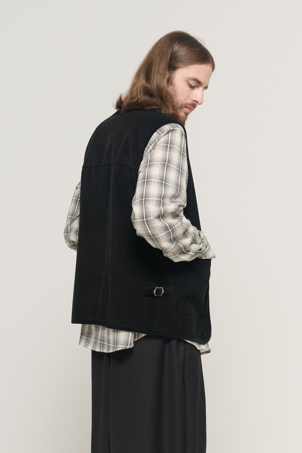 CORDUROY AMEKAJI POCKET VEST (BLACK)는 가을, 겨울에 어울리는 남성용 베스트입니다. 부드러운 텍스처의 블랙 코듀로이 소재에 무지 디자인으로 제작되었으며, 캐주얼, 아메카지 스타일을 연출할 수 있습니다. 뻣뻣한 촉감의 두꺼운 두께감으로 보온성을 높였으며, 크롭 기장과 라운드넥 디자인이 특징입니다. 포켓 디테일이 있어 실용성을 더했으며 가을 나들이룩, 겨울 데일리룩 등 다양한 TPO에 활용하기 좋습니다. 레귤러핏으로 제작되어 편안한 착용감을 선사합니다.

