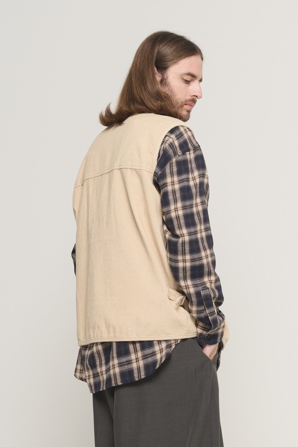 CORDUROY AMEKAJI POCKET VEST (BEIGE)는 부드러운 코듀로이 소재의 남성용 베스트입니다. 가을과 겨울 시즌에 어울리는 두꺼운 두께감으로 따뜻함을 제공하며, 캐주얼, 아메카지 스타일을 연출하기 좋습니다. 레귤러핏으로 편안하게 착용할 수 있으며, 라운드넥, 민소매 디자인에 집업 여밈 방식을 채택했습니다. 베이지 컬러의 무지 디자인에 포켓 디테일로 포인트를 더해 가을 나들이룩, 겨울 데일리룩에 활용하기 좋습니다.
