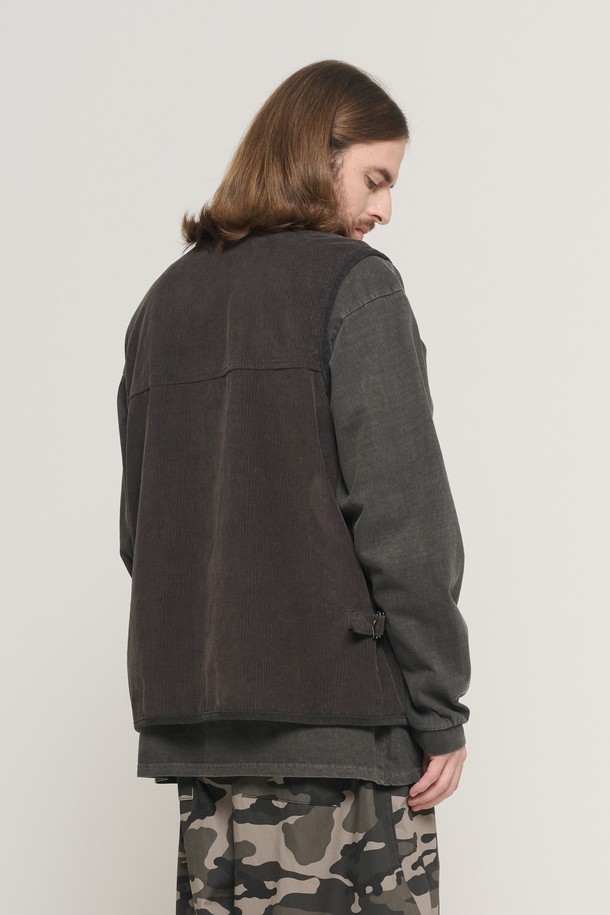 CORDUROY AMEKAJI (코듀로이 아메카지) 포켓 베스트 (차콜)는 가을, 겨울 시즌 남성 데일리룩, 산책룩, 여행룩에 적합한 베스트입니다. 차콜, 블랙, 베이지 3가지 색상으로 출시되었으며, 아메카지, 빈티지 스타일을 연출하기 좋습니다. 뻣뻣한 촉감의 두꺼운 코듀로이 소재로 제작되었으며, 세미루즈핏의 라운드넥 디자인입니다. 멀티플 포켓과 세미 후드 디자인으로 실용성을 더했으며, 다양한 옷 위에 레이어링하여 스타일리시하게 연출할 수 있습니다. 클래식, 워크웨어, 캐주얼 스타일을 즐겨 입는 분들께 추천합니다.
