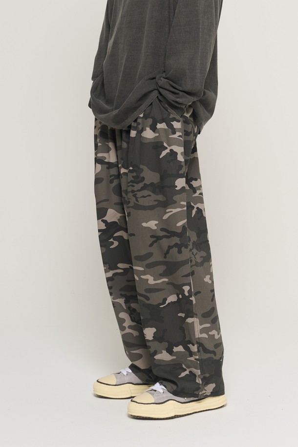 CAMO 랜덤 패턴 루프 벌룬 팬츠 (블랙)는 남성용 바지로, 밀리터리 및 캐주얼 스타일을 즐기는 분들께 적합합니다. 봄, 가을에 착용하기 좋은 얇은 두께의 면 소재로 제작되었으며, 부드러운 촉감이 특징입니다. 와이드 핏과 루즈핏으로 편안한 착용감을 제공하며, 활동적인 디자인과 밴딩 허리로 활동성을 높였습니다. 블랙 컬러에 랜덤 카모 패턴이 더해져 개성 있는 스타일을 연출하며, 동네 마실룩, 여행룩, 캠핑룩 등 다양한 TPO에 활용할 수 있습니다.
