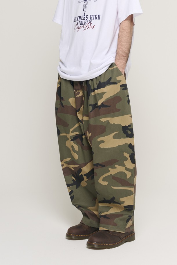 카모 랜드 패턴 루프 벌룬 팬츠(카키)는 남녀 모두 착용 가능한 벌룬핏 팬츠입니다. 카키 컬러에 밀리터리 및 캐주얼 스타일을 더해 일상, 산책, 여행 등 다양한 TPO에 활용하기 좋습니다. 봄, 가을 시즌에 어울리는 긴 기장의 루즈핏으로, 루프 디테일과 카모 패턴이 돋보입니다. 밴딩 처리로 편안한 착용감을 제공하며, 캐주얼, 스트리트, 워크웨어 스타일을 즐기는 분들께 추천합니다.
