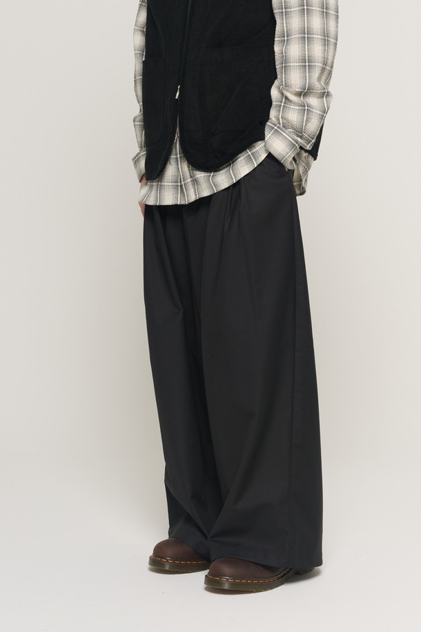 SEASON BALLOON TWO-TUCK SLACKS (BLACK)는 남성용 슬랙스로, 일상 및 세미 캐주얼 스타일에 적합하며, 오피스룩, 비즈니스 캐주얼, 모임룩까지 다양한 TPO에 활용할 수 있습니다. 클래식, 미니멀, 시크 스타일을 추구하는 분들께 추천하며, 사계절 내내 착용 가능한 두꺼운 두께감의 긴 기장 슬랙스입니다. 부드러운 촉감의 폴리에스터와 레이온 혼방 소재로 제작되었으며, 투턱 디자인과 벌룬 실루엣, 와이드 레그, 루즈핏으로 편안함과 스타일리시함을 동시에 잡았습니다. 블랙 컬러의 무지 패턴으로 어떤 상의와도 쉽게 매치하여 다양한 스타일을 연출할 수 있습니다.
