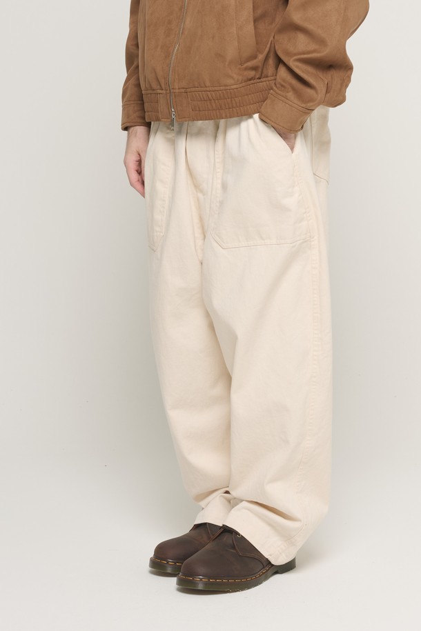 아이보리 컬러의 COTTON FATIGUE BANDING BALLOON PANTS (코튼 패티그 밴딩 벌룬 팬츠)는 부드러운 면 소재로 제작되어 편안한 착용감을 선사합니다. 넉넉한 루즈핏 와이드 실루엣에 밴딩 디테일로 활동성을 높였으며, 패티그 디자인이 특징입니다. 봄, 여름, 가을, 데일리룩으로 활용하기 좋은 아이템으로, 캐주얼, 미니멀, 클래식 스타일을 즐기는 남녀 모두에게 잘 어울립니다. 동네 마실룩이나 산책룩처럼 편안한 TPO에도 적합합니다. 무지 디자인으로 다양한 상의와 매치하기 용이하여, 안정적인 실루엣을 연출합니다.
