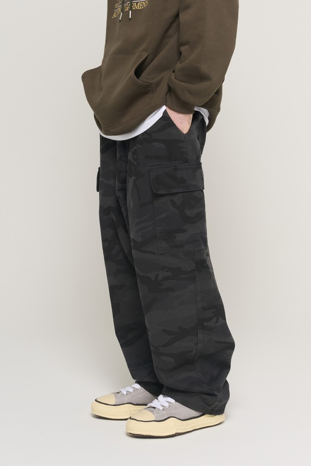 CAMO PATTERN BIO BALLOON PANTS (BLACK)는 캐주얼, 스트릿, 시티보이 스타일을 아우르는 남녀 공용 바지입니다. 봄, 가을에 적합하며, 부드러운 면 소재로 제작되어 편안한 착용감을 선사합니다. 카모 패턴과 블랙 컬러의 조화가 돋보이며, 루즈핏과 배기핏, 벌룬핏을 믹스하여 트렌디한 실루엣을 연출합니다. 밑단 고무밴딩과 와이드한 디자인으로 활동성을 높였으며, 동네 마실룩, 가을 나들이룩 등 다양한 TPO에 활용하기 좋습니다.
