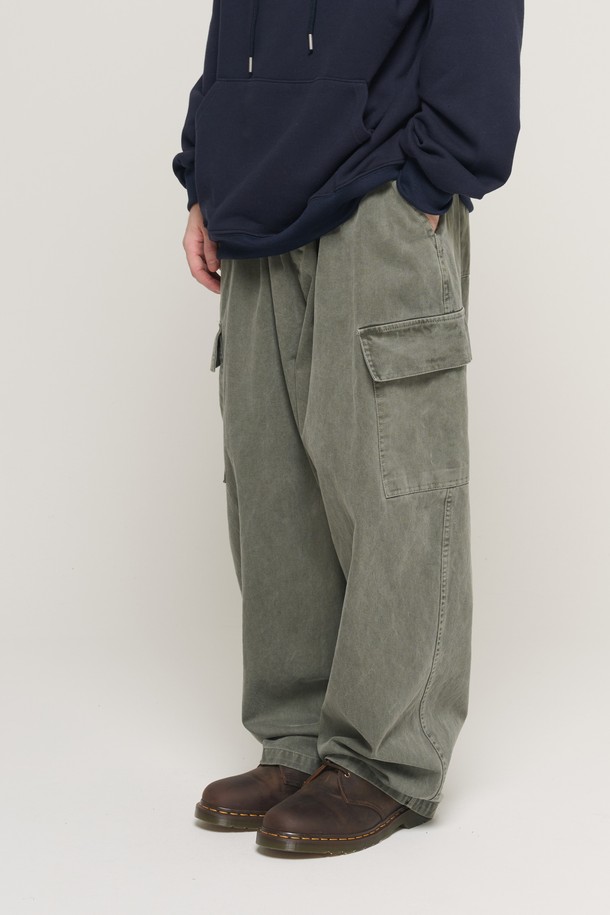 피그먼트 워싱 벌룬 카고 팬츠 (카키)는 캐주얼, 스트릿, 워크웨어 스타일을 아우르는 남성용 카고 팬츠입니다. 봄, 가을에 적합하며, 워싱 가공을 통해 자연스러운 분위기를 연출합니다. 넉넉한 루즈핏과 벌룬핏으로 편안한 착용감을 제공하며, 카고 포켓 디테일이 실용성을 더합니다. 동네 마실룩이나 캠핑룩 등 다양한 TPO에 활용하기 좋습니다. 허리 밴딩으로 편안하게 착용 가능하며, 무지 디자인으로 어떤 상의와도 쉽게 매치할 수 있습니다.
