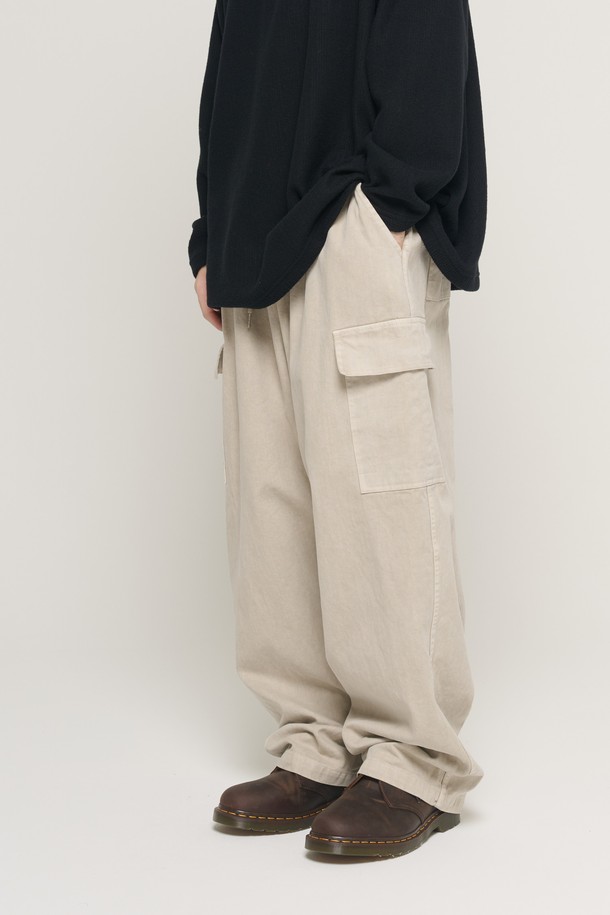 베이지 컬러의 피그먼트 워싱 벌룬 카고 팬츠입니다. 면 소재로 제작되어 부드러운 촉감을 자랑하며, 봄, 가을에 착용하기 좋습니다. 캐주얼, 미니멀, 워크웨어 스타일을 연출하기에 적합하며, 루즈핏과 벌룬핏 디자인으로 편안하면서도 스타일리시한 핏을 제공합니다. 허리 밴딩과 카고 포켓 디테일이 특징이며, 일상생활이나 산책 시 편하게 입을 수 있습니다.
