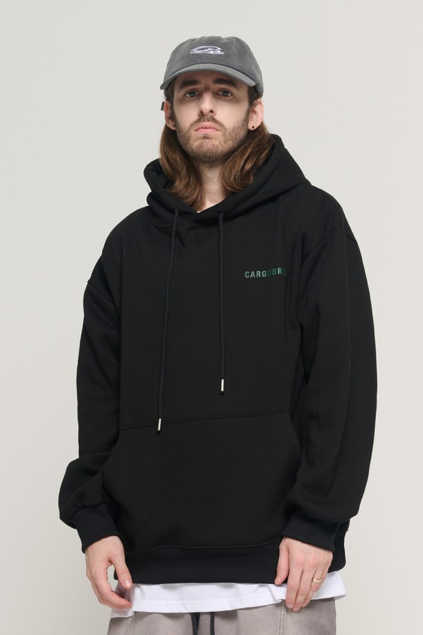**ESSENTIAL 로고 오버 후드 티셔츠 (블랙)**는 남녀 모두 착용 가능한 오버핏 후드 티셔츠입니다. 면과 폴리에스테르 혼방 소재로 제작되어 부드러운 촉감을 자랑하며, 두꺼운 두께감으로 겨울철에도 따뜻하게 착용할 수 있습니다. CARGOBROS 레터 로고가 디자인의 포인트이며, 미니멀, 스트릿, 캐주얼 스타일을 즐기는 분들께 추천합니다. 블랙, 버건디, 그레이, 라이트그레이, 카키, 네이비 등 다양한 컬러 옵션으로 출시되어 겨울 데일리룩과 집콕룩 모두에 활용하기 좋습니다. 긴 소매 기장의 레귤러 기장으로 편안한 착용감을 선사합니다.
