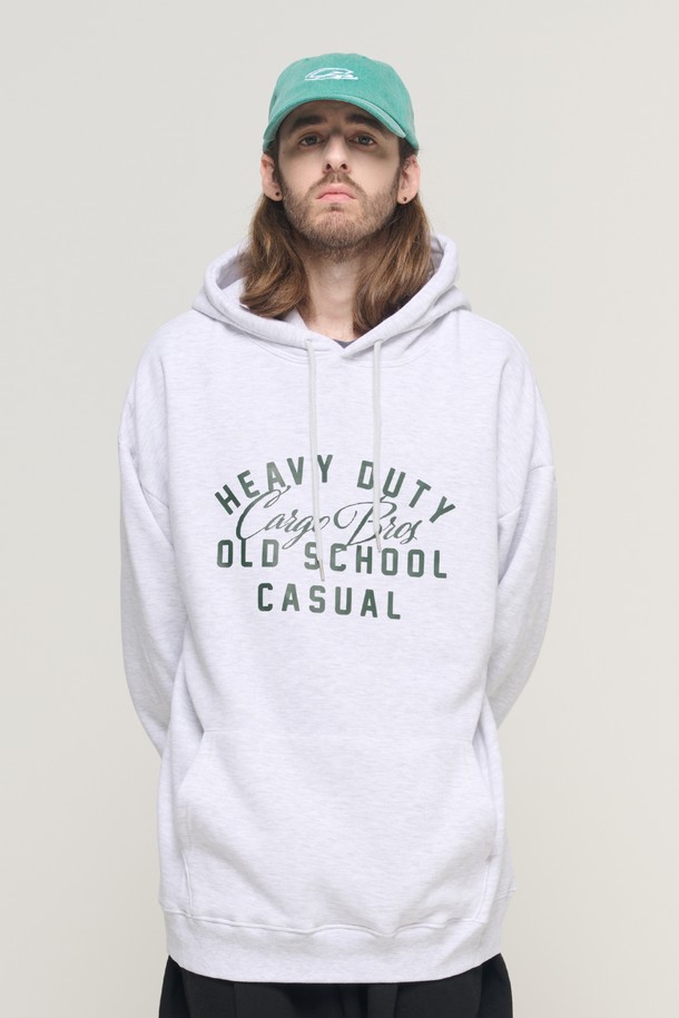OLD SCHOOL 로고 오버 후드 티셔츠 (라이트 그레이)는 캐주얼, 스트릿 스타일을 즐기는 남녀 모두에게 어울리는 후드 티셔츠입니다. 봄, 가을, 겨울, 세 계절 착용 가능한 두꺼운 두께감의 면 소재로 제작되어 부드러운 촉감을 선사합니다. 오버핏 디자인과 긴 소매 기장으로 편안한 착용감을 제공하며, 일상, 집콕룩, 겨울 데일리룩, 산책룩 등 다양한 TPO에 활용 가능합니다. 전면에 OLD SCHOOL 로고 프린팅이 돋보이는 미니멀한 디자인으로, 스트릿 패션을 완성해보세요. 라이트 그레이 컬러는 어떤 스타일에도 잘 어울려 활용도가 높습니다.
