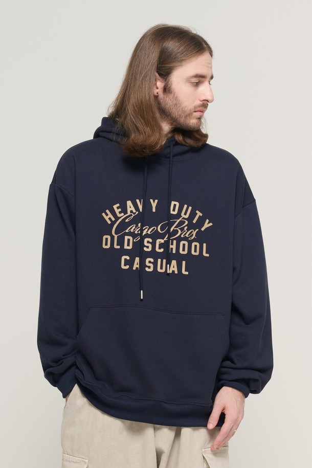 네이비 컬러의 올드 스쿨 로고 오버 후드 티셔츠입니다. 넉넉한 오버핏으로 제작되어 편안한 착용감을 선사하며, 봄, 가을, 겨울 세 계절 모두 활용 가능합니다. 두꺼운 면 소재로 제작되어 부드러운 촉감을 자랑하며, 전면에 로고 프린트와 레터링 디테일이 돋보입니다. 캐주얼 및 스트릿 스타일 연출에 용이하며, 일상생활에서 폭넓게 활용할 수 있습니다. 긴 소매 기장과 후드 디자인으로 보온성을 더했습니다.
