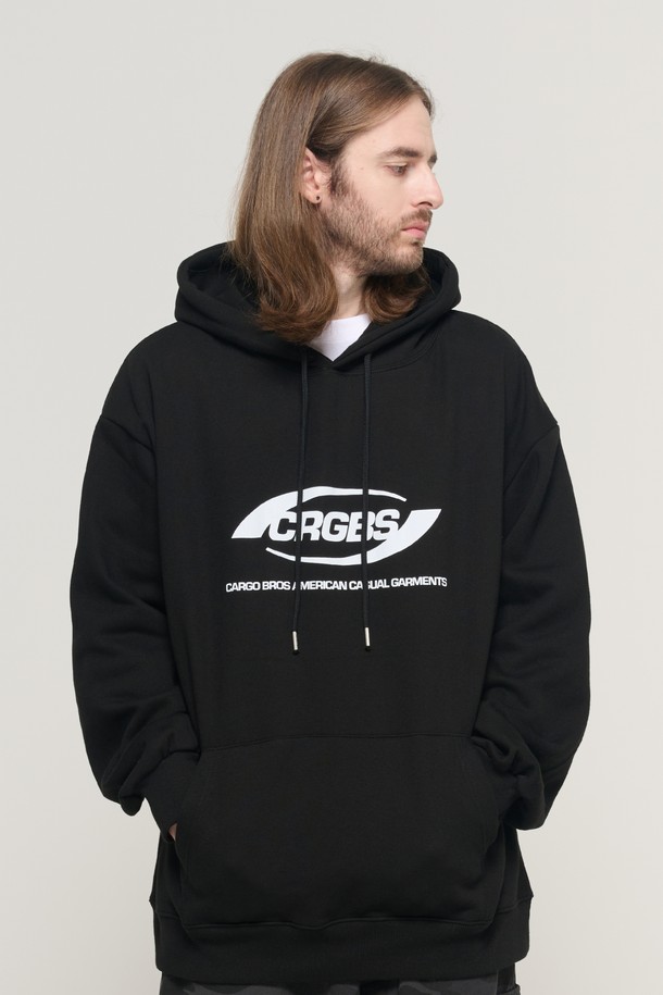 오버 박스 로고 오버 후드 티셔츠 (블랙)는 남녀 모두 착용 가능한 스트릿 스타일의 후드 티셔츠입니다. 두꺼운 두께감과 부드러운 촉감의 면 폴리에스테르 혼방 소재로 제작되어 가을, 겨울철 따뜻하게 착용할 수 있습니다. 넉넉한 오버핏 실루엣과 볼륨감 있는 후드 디자인이 특징이며, 앞면에는 로고 그래픽 아트워크가 포인트로 들어가 있습니다. 겨울 데일리룩, 집콕룩, 산책룩 등 다양한 TPO에 캐주얼, 미니멀한 스타일로 연출하기 좋습니다.
