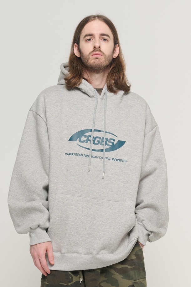 오버 박스 로고 오버 후드 티셔츠 (그레이/그린)는 캐주얼과 스트릿 스타일을 모두 아우를 수 있는 후드 티셔츠입니다. 가을, 겨울 시즌에 적합하며, 두껍고 부드러운 기모 안감으로 포근한 착용감을 선사합니다. 오버핏 디자인으로 박시한 실루엣을 연출하며, 로고 그래픽 프린트가 돋보입니다. 데일리룩, 집콕룩, 산책룩 등 다양한 TPO에 활용하기 좋으며, 그레이와 그린 두 가지 색상으로 만나볼 수 있습니다.
