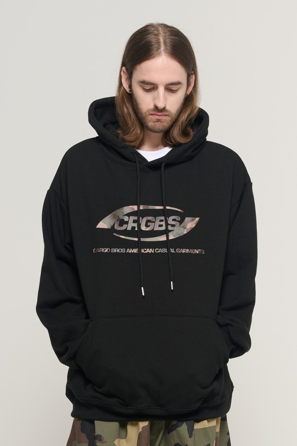 "오버 박스 로고 오버 후드 티셔츠 (블랙/카모)"는 남녀 모두 착용 가능한 후드 티셔츠입니다. 면과 폴리에스테르 혼방 소재로 제작되어 부드러운 촉감을 선사하며, 가을과 겨울에 따뜻하게 착용할 수 있습니다. 오버사이즈 핏과 박시한 실루엣으로 편안한 착용감을 제공하며, 볼륨감 있는 후드가 특징입니다. 블랙과 카모 두 가지 컬러로 출시되어, 일상복이나 캐주얼 룩, 스트릿 스타일 등 다양한 스타일 연출이 용이합니다. 집콕룩, 겨울 데일리룩, 산책룩 등 TPO에 구애받지 않고 활용할 수 있습니다.
