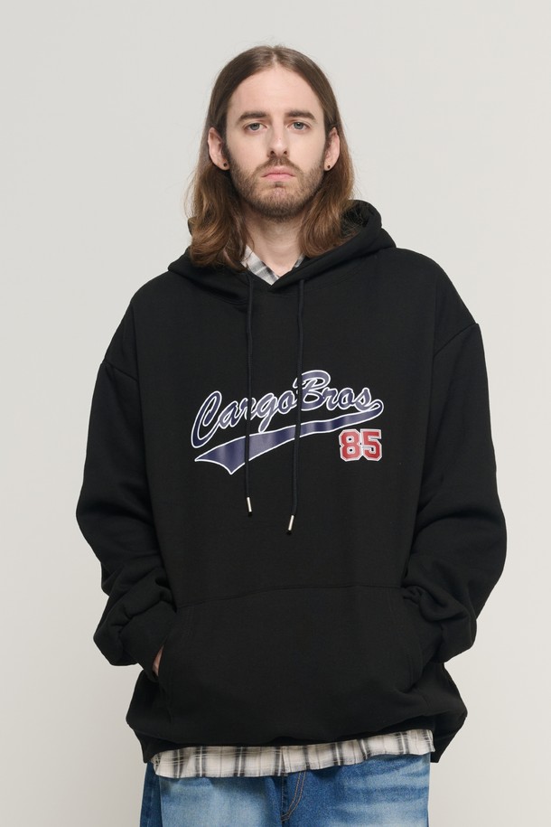 BROS 85 오버 후드 티셔츠 (블랙)는 캐주얼, 스트릿, 미니멀 스타일을 즐기는 남녀 모두에게 적합한 후드 티셔츠입니다. 두꺼운 두께감과 부드러운 면 소재로 제작되어 가을, 겨울철 따뜻하고 편안하게 착용할 수 있습니다. 오버핏 디자인으로 편안한 착용감을 제공하며, 85 로고 프린트가 돋보이는 디자인입니다. 일상, 집콕, 산책 등 다양한 TPO에 활용 가능한 데일리 아이템입니다.
