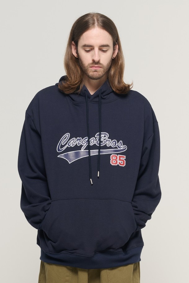 BROS 85 오버 후드 티셔츠 (네이비)는 남녀 공용으로 착용 가능한 캐주얼 및 스트릿 스타일의 후드 티셔츠입니다. 두껍고 부드러운 면 소재로 제작되어 가을, 겨울철에 따뜻하게 입을 수 있으며, 넉넉한 오버핏으로 편안한 착용감을 제공합니다. 네이비 컬러에 85 로고 프린트가 돋보이며, 긴 소매 기장으로 디자인되었습니다. 데일리룩에 포인트 아이템으로 활용하기 좋은 스타일리시한 후드 티셔츠입니다.
