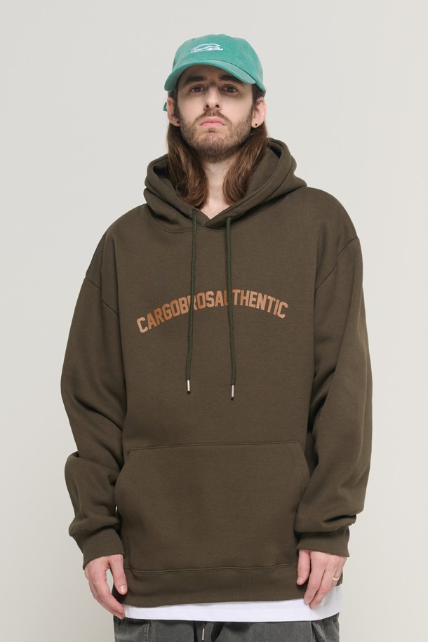 ARCH LOGO OVER HOOD 티셔츠 (카키)는 남녀 모두 착용 가능한 오버핏 후드 티셔츠입니다. 면과 폴리에스테르 혼방 소재로 제작되어 부드러운 촉감과 두꺼운 두께감을 자랑하며, 봄, 가을, 겨울철에 착용하기 좋습니다. 가슴 부분의 아치형 로고 디자인과 레터링 패턴이 캐주얼하면서도 스트릿한 무드를 연출합니다. 일상 및 캐주얼 룩에 활용하기 좋으며, 특히 겨울철 데일리룩에 따뜻함과 스타일을 더해줍니다.
