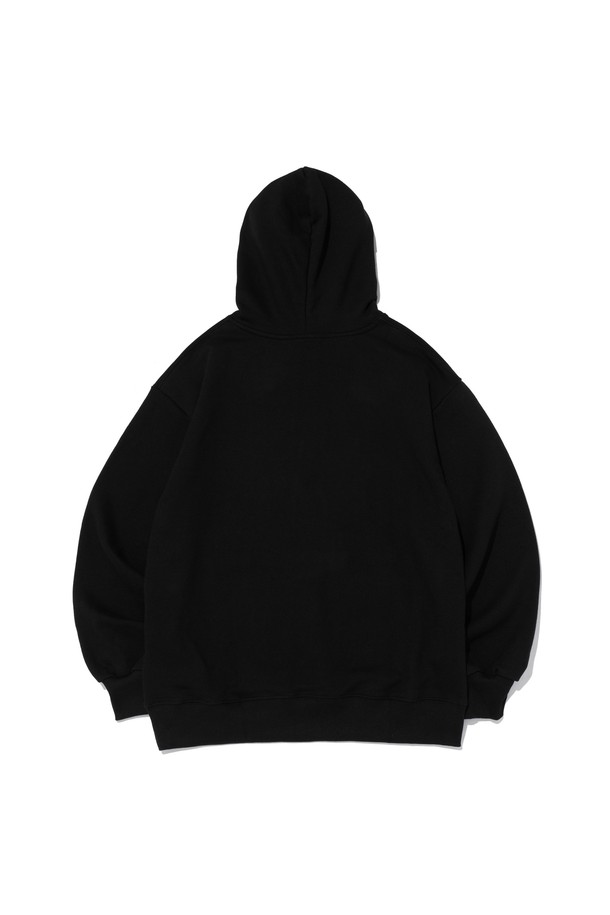 TECH GARMENT OVER HOOD 티셔츠 (블랙)는 가을, 겨울 시즌에 어울리는 후드 티셔츠입니다. 50% 면과 50% 폴리에스터 혼방 소재로 제작되어 부드러운 촉감과 두께감을 자랑하며, 스트릿 무드의 그래픽 디자인이 돋보입니다. 오버핏으로 편안한 착용감을 제공하며, 캐주얼, 시티보이 스타일을 연출하기 좋습니다. 겨울 데일리룩, 집콕룩, 동네 마실룩 등 다양한 TPO에 활용할 수 있는 실용적인 아이템입니다. 긴 소매와 후드 디자인으로 보온성을 더했습니다.
