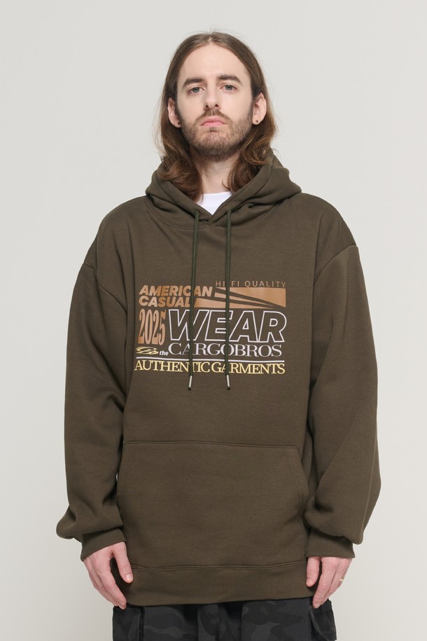 TECH GARMENT OVER HOOD 티셔츠 (카키)는 남녀 모두 착용 가능한 오버핏 후드 티셔츠입니다. 가을, 겨울 시즌을 위한 두꺼운 두께감의 면, 폴리에스테르 혼방 소재로 제작되어 부드러운 촉감을 선사합니다. 스트릿 무드를 살린 그래픽 디자인과 테크니컬 디자인 요소가 돋보이며, 넉넉한 루즈핏으로 편안한 착용감을 제공합니다. 일상, 겨울 데일리룩, 집콕룩, 산책룩 등 다양한 TPO(Time, Place, Occasion)에 활용할 수 있으며, 캐주얼, 스트리트, 미니멀 스타일을 모두 소화합니다.
