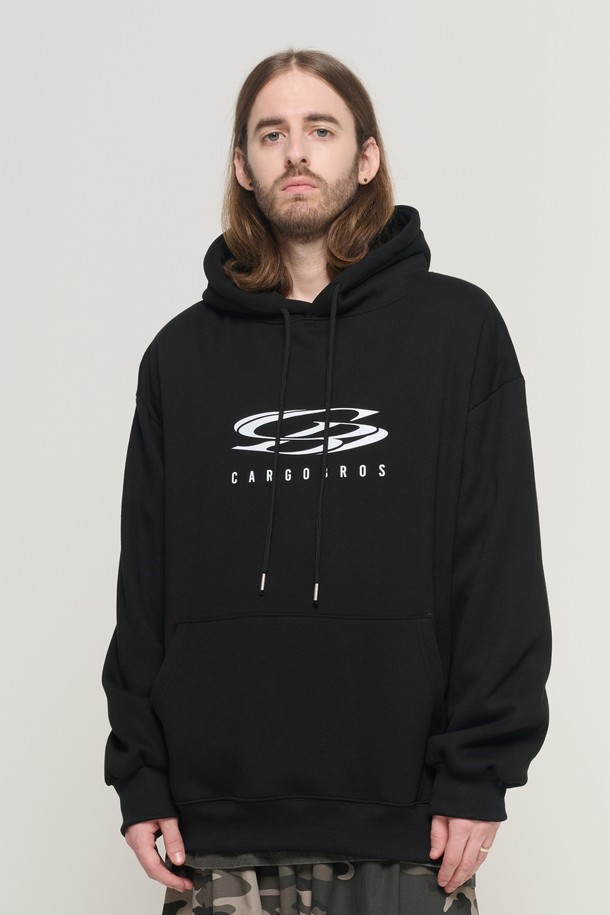 CIRCLE LOGO OVER HOOD T-SHIRT (BLACK)는 부드러운 면 소재로 제작되어 편안한 착용감을 선사합니다. 가을, 겨울 시즌에 적합하며, 오버핏 디자인과 두꺼운 두께감으로 따뜻함을 더해줍니다. 후드 디자인과 긴 소매, 로고 프린팅으로 스트릿, 캐주얼 스타일을 연출할 수 있습니다. 집콕룩, 산책룩 등 다양한 TPO에 활용하기 좋은 블랙 컬러의 후드 티셔츠입니다. 데일리룩에 포인트 주기 좋은 아이템입니다.
