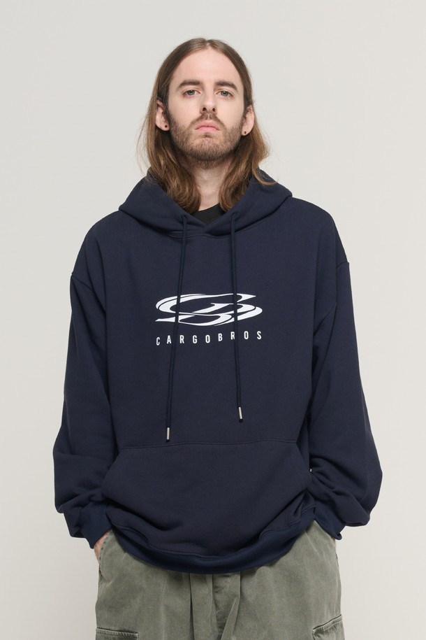 네이비 컬러의 CIRCLE LOGO OVER HOOD 티셔츠입니다. 넉넉한 오버핏 실루엣으로 편안한 착용감을 선사하며, 스트릿 및 캐주얼 스타일을 연출하기 좋습니다. 부드러운 면과 폴리에스테르 혼방 소재로 제작되어 봄, 가을, 겨울 다양한 계절에 활용 가능합니다. 더블 레이어드 후드와 캥거루 포켓 디테일, 그리고 로고 그래픽 프린팅으로 포인트를 더했습니다. 집콕룩, 겨울 데일리룩, 산책룩 등 폭넓은 TPO에 활용할 수 있습니다.
