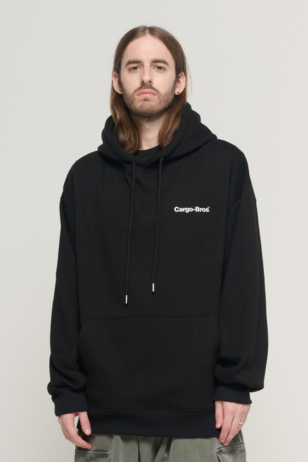 레터링 포인트 오버 후드 티셔츠 (블랙)는 캐주얼, 스트릿 스타일을 즐기는 남성들을 위한 겨울철 필수 아이템입니다. 부드러운 면 소재로 제작되어 뛰어난 착용감을 자랑하며, 후드 디자인과 오버핏으로 편안한 활동성을 제공합니다. 두꺼운 두께감으로 보온성을 높였으며, 레터링 프린트가 돋보이는 디자인이 특징입니다. 일상, 집콕, 산책 등 다양한 TPO에 활용 가능하며, 데일리룩에 개성을 더해줍니다.
