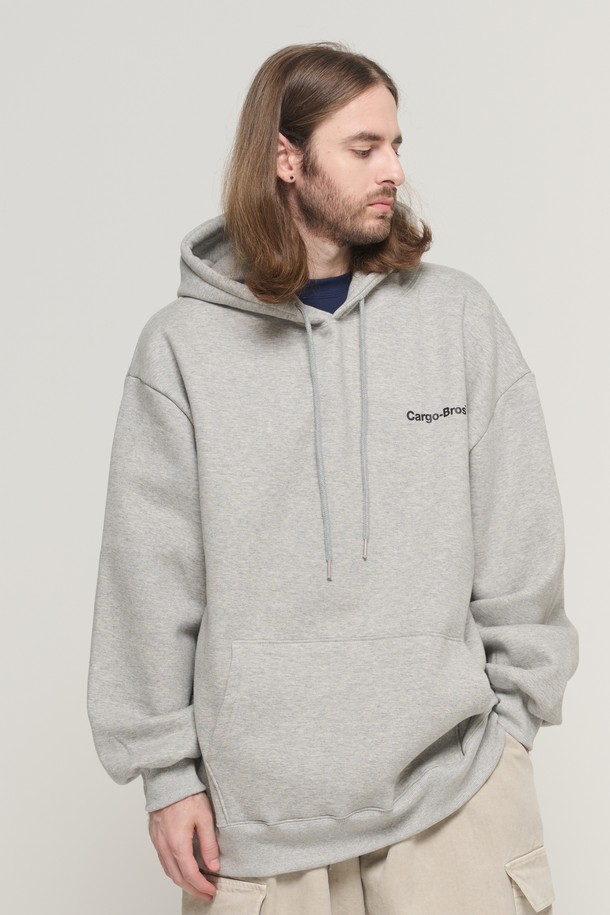 레터링 포인트 오버 후드 티셔츠 (그레이)는 캐주얼, 스트리트, 미니멀 스타일을 즐기는 분들을 위한 후드 티셔츠입니다. 면과 폴리에스터 혼방 소재로 제작되어 부드러운 촉감을 선사하며, 봄, 가을, 겨울 세 계절 모두 활용 가능합니다. 오버핏과 루즈핏으로 편안한 착용감을 제공하며, 일상, 집콕룩, 동네 마실룩 등 다양한 TPO에 적합합니다. 앞면과 뒷면에 레터링 프린트가 돋보이며, 뒷면 세로 레터링과 콘트라스트 패치 디테일이 디자인의 포인트를 더합니다. 그레이 컬러는 어떤 스타일에도 쉽게 매치되어 데일리룩으로 활용하기 좋습니다.
