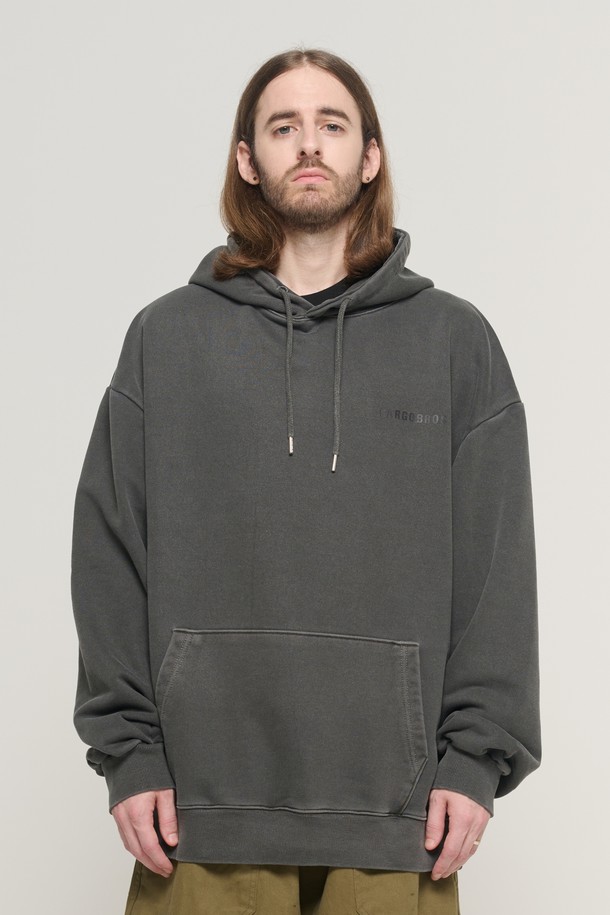 ESSENTIAL 로고 피그먼트 후드 티셔츠 (차콜)는 넉넉한 오버핏으로 편안한 착용감을 제공하는 남성용 후드 티셔츠입니다. 부드러운 면 소재에 피그먼트 워싱 처리를 하여 자연스러운 색감과 빈티지한 멋을 살렸습니다. 가을, 겨울, 봄까지 두루 활용 가능한 두꺼운 두께감으로, 캐주얼하고 베이직한 스타일을 연출하기 좋습니다. 캥거루 포켓과 긴 소매 디자인으로 실용성을 더했으며, 동네 마실룩, 집콕룩, 겨울 데일리룩 등 다양한 TPO에 활용하기 좋습니다. 미니멀, 스트리트 스타일을 즐겨 입는 분들께 추천합니다.
