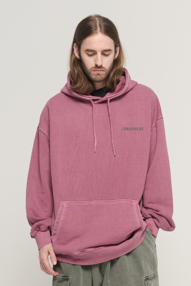 **ESSENTIAL 로고 피그먼트 후드 티셔츠 (버건디)**는 캐주얼하고 미니멀한 스타일을 추구하는 남녀 모두에게 잘 어울리는 후드 티셔츠입니다. 부드러운 촉감의 면, 폴리에스테르, 폴리우레탄 혼방 소재로 제작되어 사계절 내내 편안하게 착용할 수 있습니다. 오버핏으로 제작되었으며, 피그먼트 워싱 처리로 빈티지한 색감을 살렸습니다. 가슴 부분에는 미니멀한 로고 디자인이, 소매는 긴 소매로 디자인되었으며, 후드와 레이어드하여 다양한 스타일을 연출할 수 있어 동네 마실룩이나 집콕룩에 적합합니다.
