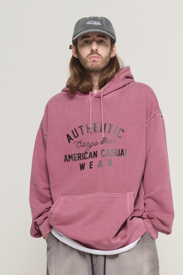 AMERICAN AUTHENTIC PIGMENT 후드 티셔츠 (버건디)는 남성 고객을 위한 캐주얼/스트릿 스타일의 후드 티셔츠입니다. 가을/겨울 시즌에 적합하며, 두꺼운 두께감과 부드러운 촉감이 특징입니다. 피그먼트 워싱 처리된 로고/프린트 패턴이 돋보이며, 오버핏으로 편안한 착용감을 선사합니다. 일상, 집콕, 산책 등 다양한 TPO에 활용하기 좋으며, 미니멀한 스타일 연출에도 용이합니다.
