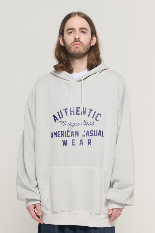 AMERICAN AUTHENTIC PIGMENT 후드 티셔츠 (그레이)는 캐주얼, 미니멀, 스트리트 스타일을 즐기는 남성들을 위한 오버핏 후드 티셔츠입니다. 봄, 가을, 겨울에 착용하기 좋으며, 동네 마실룩이나 겨울 데일리룩에 활용하기 좋습니다. 부드러운 촉감의 면, 폴리에스테르, 폴리우레탄 혼방 소재로 제작되었으며, 빈티지 워싱 가공과 아치형 로고 프린트가 특징입니다. 두꺼운 두께감으로 보온성을 높였으며, 단독 또는 이너로 다양하게 활용할 수 있습니다. 긴소매 디자인과 후드 네크라인이 편안함과 스타일리시함을 동시에 선사합니다.
