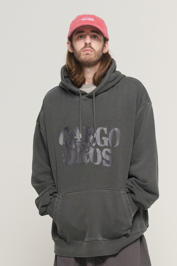 빈티지 웨이브 로고 피그먼트 후드 티셔츠 (차콜)는 남녀 모두 착용 가능한 캐주얼 후드 티셔츠입니다. 부드러운 촉감의 면, 폴리에스테르, 우레탄 혼방 소재로 제작되었으며, 사계절 활용 가능한 적당한 두께감입니다. 웨이브 로고 아트워크와 피그먼트 워싱 처리가 특징이며 자연스러운 차콜 컬러가 돋보입니다. 오버핏 디자인으로 편안한 착용감을 제공하며, 동네 마실룩이나 캠핑룩, 캐주얼, 미니멀, 스트리트 스타일을 연출하기 좋습니다. 긴 소매와 후드 디자인으로 다양한 스타일링이 가능합니다.
