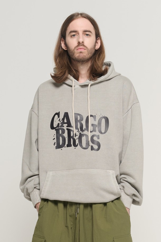 빈티지 웨이브 로고 피그먼트 후드 티셔츠 (베이지)는 캐주얼 및 스트리트 스타일을 즐기는 분들을 위한 사계절용 후드 티셔츠입니다. 오버핏으로 편안한 착용감을 제공하며, 부드러운 촉감의 면, 폴리에스테르, 우레탄 혼방 소재로 제작되었습니다. 동네 마실룩이나 캠핑룩에 잘 어울리는 디자인으로, 웨이브 로고 아트워크와 페인트 스플래터 효과로 빈티지 무드를 더했습니다. 긴소매, 후드 디자인에 베이지 컬러가 더해져 다양한 스타일링에 활용하기 좋습니다. 피그먼트 워싱 기법으로 은은한 멋을 살린 후드 티셔츠입니다.
