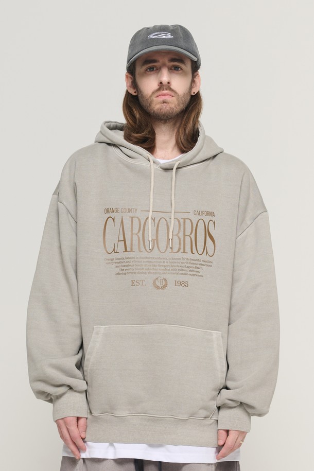 EASTERN (이스턴) 로고 피그먼트 후드 티셔츠 (베이지)는 봄, 가을 시즌에 어울리는 남성용 오버핏 후드 티셔츠입니다. 부드러운 면 소재에 두꺼운 두께감으로 제작되어 편안한 착용감을 선사하며, 피그먼트 워싱 처리를 통해 빈티지한 무드를 더했습니다. 캐주얼, 스트릿 스타일을 즐겨 입는 분들께 추천드리며, 동네 마실룩이나 캠핑룩으로 활용하기 좋습니다. 가슴 부분의 로고 패턴이 돋보이는 미니멀한 디자인으로 다양한 스타일을 연출할 수 있습니다.
