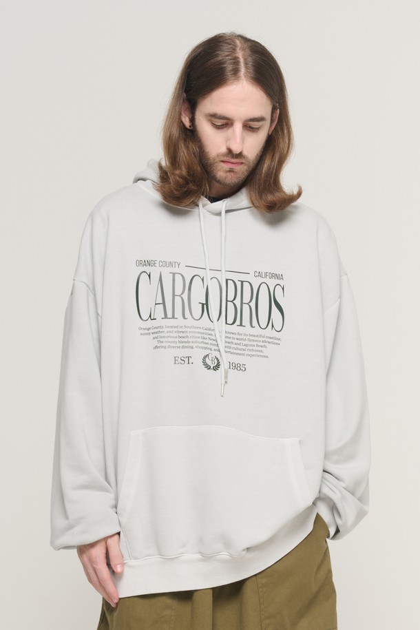 EASTERN LOGO 피그먼트 후드 티셔츠 (그레이)는 캐주얼, 미니멀, 클래식 스타일을 추구하는 당신을 위한 아이템입니다. 부드러운 촉감의 면, 폴리에스테르, 우레탄 혼방 소재로 제작되었으며, 봄, 가을, 겨울 세 계절 모두 활용 가능합니다. 오버핏으로 편안한 착용감을 선사하며, 빈티지 워싱 가공과 3중 구조 원단으로 내구성을 높였습니다. 프리미엄 세리프체 로고가 돋보이는 이 후드 티셔츠는 집콕룩, 겨울 데일리룩, 산책룩 등 다양한 TPO에 잘 어울립니다.
