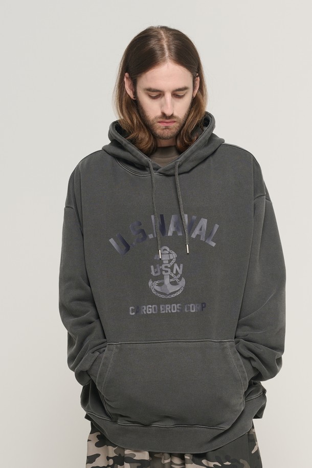 USN 마린 피그먼트 후드 티셔츠 (차콜)는 가을, 겨울 시즌에 어울리는 남성용 후드 티셔츠입니다. 부드러운 면 소재로 제작되어 편안한 착용감을 선사하며, 두꺼운 두께감으로 보온성을 높였습니다. 차콜 컬러에 오버핏 디자인으로 캐주얼 및 스트릿 스타일을 연출하기 좋으며, 피그먼트 워싱 처리로 빈티지한 매력을 더했습니다. 긴 소매와 후드 디자인으로 겨울 데일리룩, 집콕룩, 산책룩 등 다양한 TPO에 활용할 수 있습니다. 로고 프린트가 돋보이는 미니멀한 디자인으로, 어떤 스타일에도 쉽게 매치할 수 있습니다.
